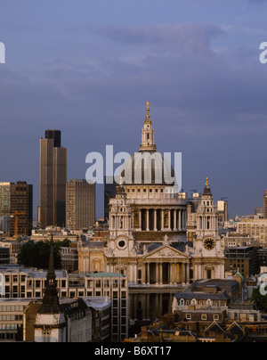 St Pauls et toits de Londres Banque D'Images