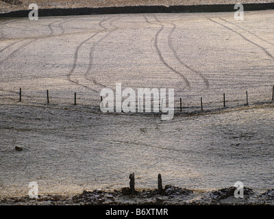 Les voies du tracteur dans les champs en hiver glacial UK Pays Banque D'Images