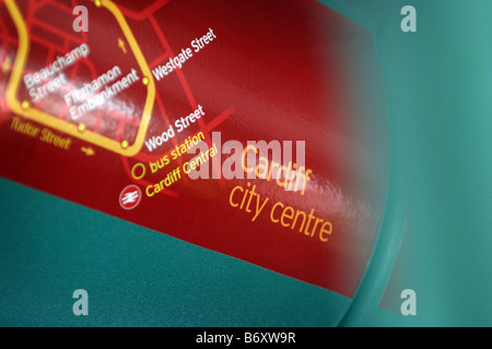 La carte de parcours d'autobus pour le centre-ville de Cardiff sur l'intérieur d'un bus bendy Banque D'Images