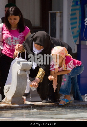 Boire de l'eau Saint Mevlana Konya Turquie Banque D'Images