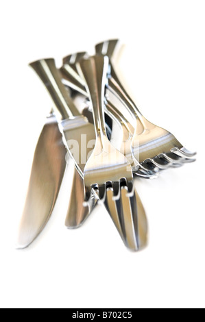 Couteaux et fourchettes isolé sur fond blanc Banque D'Images