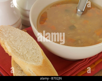 Bol de poulet frais sain Réchauffement de la soupe à l'orge et isolé sur un fond blanc avec aucun peuple et un chemin de détourage Banque D'Images