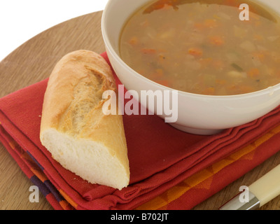 Bol de poulet frais sain Réchauffement de la soupe à l'orge et isolé sur un fond blanc avec aucun peuple et un chemin de détourage Banque D'Images