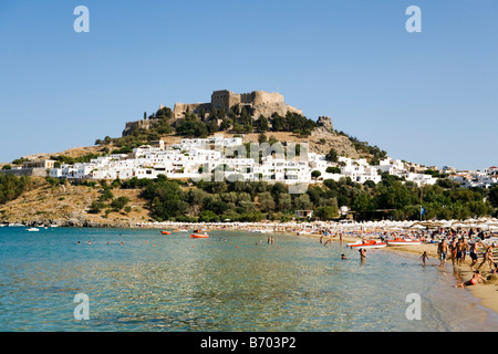 Vue sur la baie de Lindos à la ville avec l'Acropole, Lindos, Rhodes, Grèce Banque D'Images