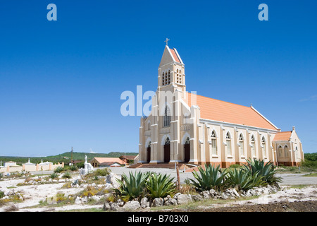 Agaves et de l'Église, Saint Willibrordus, Curacao, Antilles néerlandaises Banque D'Images