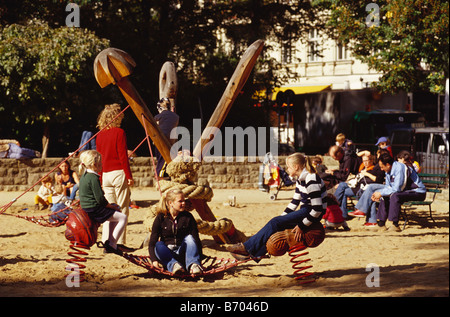 Les enfants sur une aire à Prenzlauer Berg, Berlin, Allemagne Banque D'Images