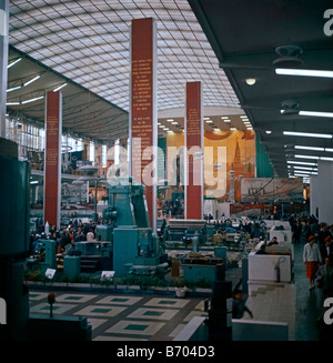 L'intérieur de la Fédération pavilion, Expo 58, Heysel, Bruxelles, Belgique, 1958 Banque D'Images