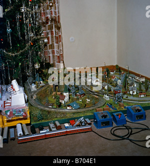 Petit train mis en place à Noël, ch. 1960 Banque D'Images