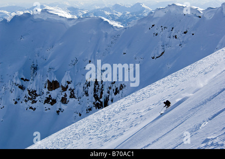 Ski de randonnée dans le parc national des Glaciers, MT. Banque D'Images