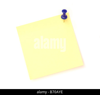 Note jaune sur fond blanc avec broche bleu Banque D'Images