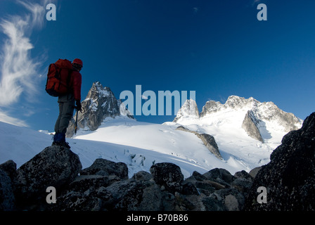 Dans l'alpinisme homme Bugaboo Provincial Park, British Columbia, Canada (Silhouette). Banque D'Images