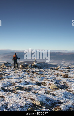 Walker Hill femelle profitant de la vue sur le Village de l'ouest de la colline de Aviemore dans Craigowrie Cairngorms Hiver Banque D'Images