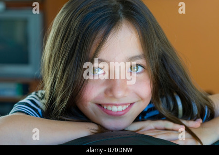 Aux yeux lumineux sourire 8 ans Banque D'Images