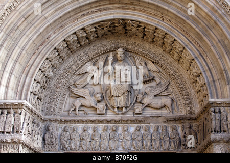 Le tympan roman et portail ouest de l'église de Saint Trophime à Arles Bouches du Rhone France Banque D'Images