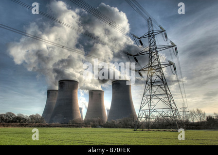 Les tours de refroidissement et d'un pylône d'électricité à l'usine à Cuerdley Fiddlers Ferry Banque D'Images