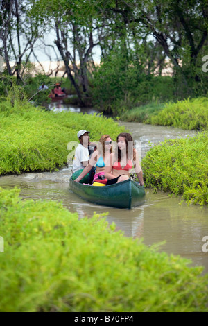 Le Suriname, Matapica Parc National. Transport de touristes en petit canoë au marais. Banque D'Images