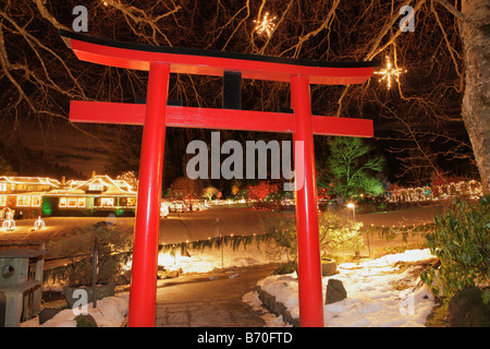 Entrée du jardin japonais avec des lumières de Noël dans la nuit les Jardins Butchart Victoria British Columbia Canada Banque D'Images