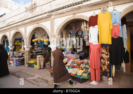 Boutiques dans le souk en 18e siècle ville ancienne Médina UNESCO World Heritage site. Ancienne Mogador. Essaouira Maroc Afrique du Nord Banque D'Images