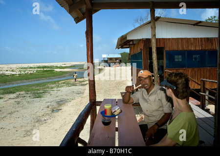 Le Suriname, Matapica Parc National. Parler de tourisme auprès du directeur local du Stinasu, l'organisation nationale sur la conservation de la nature. Banque D'Images
