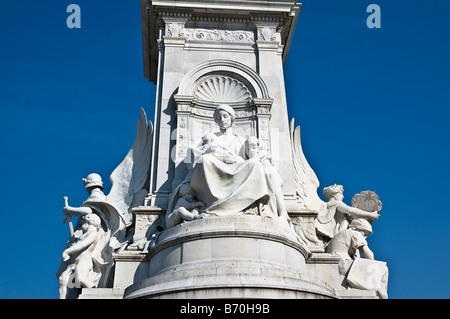 Victoria Memorial dans le centre de Queen's Gardens devant le palais de Buckingham Londres Banque D'Images