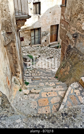 Raide, étroite, sinueuse rue. La province de Matera, Matera, région de Basilicate, dans le sud de l'Italie. Banque D'Images