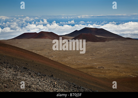 Cônes de cendres volcaniques au sommet du Mauna Kea, Hawaii Banque D'Images