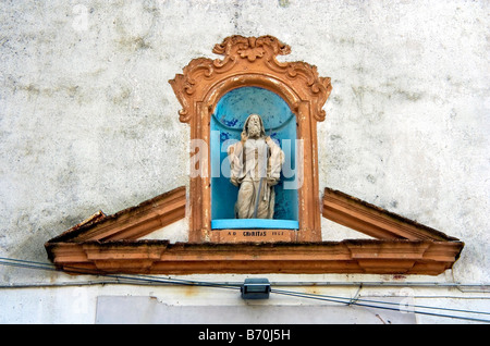 Statue dans une niche sur le mur de l'église et de l'ex-couvent de San Francesco di Paola, Gallipoli, Lecce Province, Région des Pouilles, Italie Banque D'Images