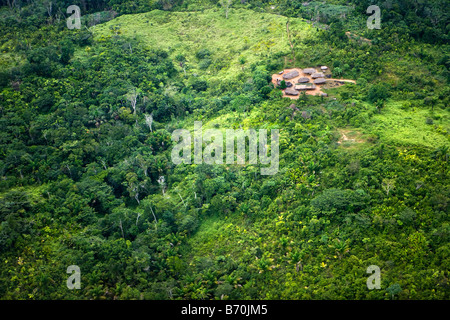 Le Suriname, Kwamalasamutu, accueil des peuples indiens. Vue aérienne de certains refuges à l'extérieur du village. Banque D'Images