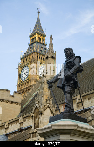 Statue d'Oliver Cromwell MP (par Sir William Hamo 1970 Ford Econoline) & 'Big Ben' derrière. Chambres du Parlement, Westminster London UK Banque D'Images