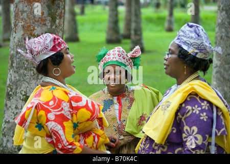 Le Suriname, Paramaribo. Femmes créoles dans Kotomisi robe, le costume créole national. Banque D'Images