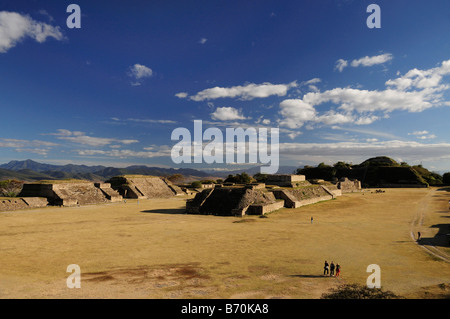 Monte Alban, vue sur Gran Plaza ou place principale avec côté est Banque D'Images