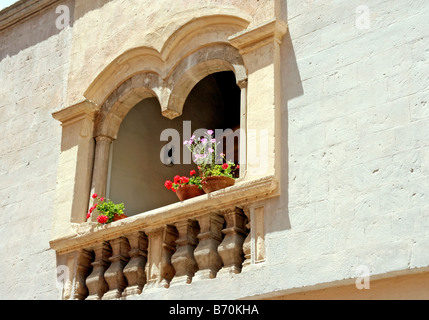 Fenêtre dans la vieille ville de Matera qui est célèbre pour ses troglodytes. Matera, Matera province, région de Basilicate, dans le sud de l'Italie. Banque D'Images