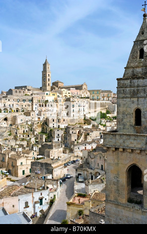 La vieille ville, avec ses "sassi" : façades donnant troglodytes. Matera, Matera province, région de Basilicate, dans le sud de l'Italie. Banque D'Images