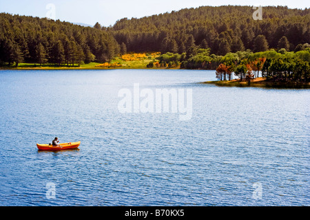 Canoë-kayak angler sur Lago di Arvo près de Lorica, province de Cosenza, Calabre, orteil de l'Italie Banque D'Images
