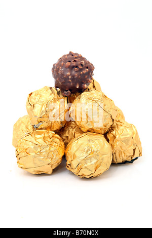 Boules chocolat wraped gold pyramid isolé sur fond blanc avec copyspace Banque D'Images