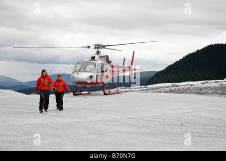 Des guides touristiques à pied de l'hélicoptère Hélicoptère sur haut de Mendenhall Glacier near Juneau, Alaska Banque D'Images