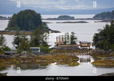 Maisons sur l'île privée de l'île Rocky dans la Manche orientale près de Sitka, Alaska Banque D'Images