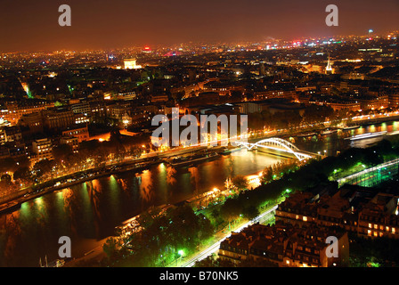 Vue sur Paris depuis la tour Eiffel de nuit Banque D'Images
