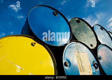 55-gallon barils d'huile sont à l'extérieur d'une station essence Chevron à Santa Barbara, en Californie. Banque D'Images