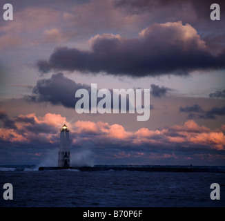 Sous le phare de Francfort furieux lumière de l'aube d'un matin d'orage sur le lac Michigan à Frankfort au Michigan, USA Banque D'Images