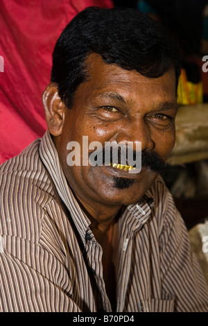 Homme avec les dents d'or sur le marché de Port Louis Mauritius Banque D'Images