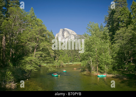 Californie - les chevrons sur la Merced River dans la vallée Yosemite avec Demi Dôme dans la distance en Yosemite National Park Banque D'Images
