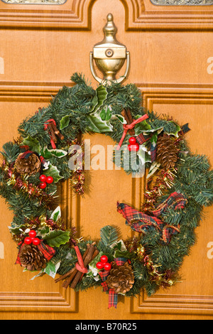 Une couronne de Noël sur une maison porte d'UK Banque D'Images