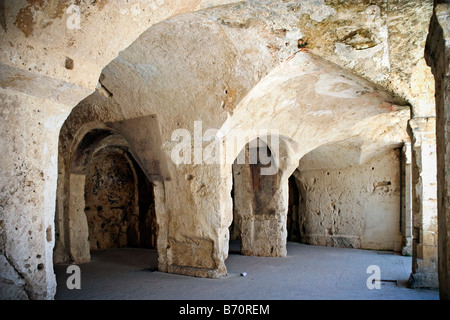 De l'eau anciennes sculptées dans la roche de tuffeau exceptionnel, centre de la vieille ville. Matera, Matera province, région de Basilicate, dans le sud de l'Italie. Banque D'Images