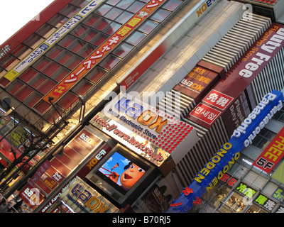 Sur le néon japonais magasin d'électronique chez Laox à Akihabara (quartier de l'électronique) à Tokyo, Japon. Banque D'Images