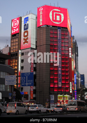 Sur le néon japonais magasin d'électronique chez Laox à Akihabara (quartier de l'électronique) à Tokyo, Japon. Banque D'Images