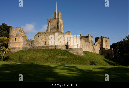 Vue générale du château de Prudhoe côté sud en face de mill pond Banque D'Images