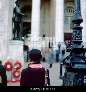 Une femme dans un chapeau melon au Royal Exchange le jour de l'Armistice Le jour du Souvenir LA PREMIÈRE ET LA DEUXIÈME GUERRE MONDIALE célébration commémorative à Londres Angleterre Royaume-uni KATHY DEWITT Banque D'Images