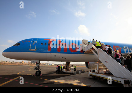 Îles du Cap Vert, l'aéroport de Boa Vista les passagers d'un thomson charter jet Banque D'Images