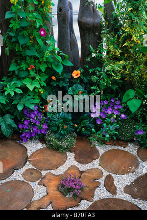 Potter's Retreat garden avec une cale en bois couvre plancher Banque D'Images